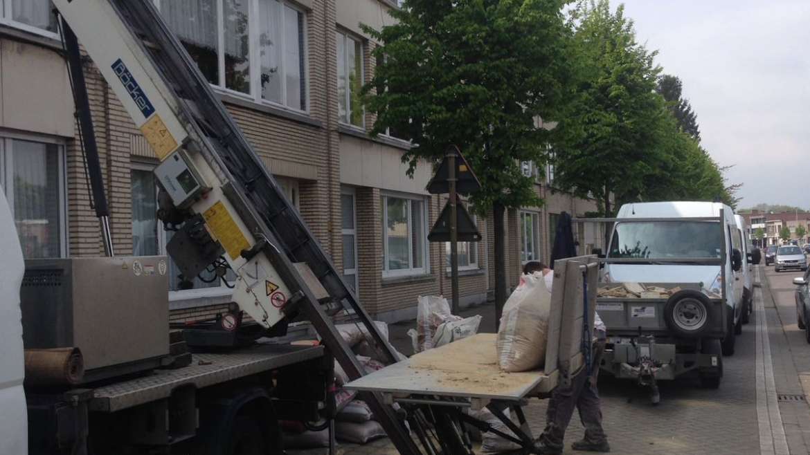 Optillen van bouwmaterialen met onze Ladderlift